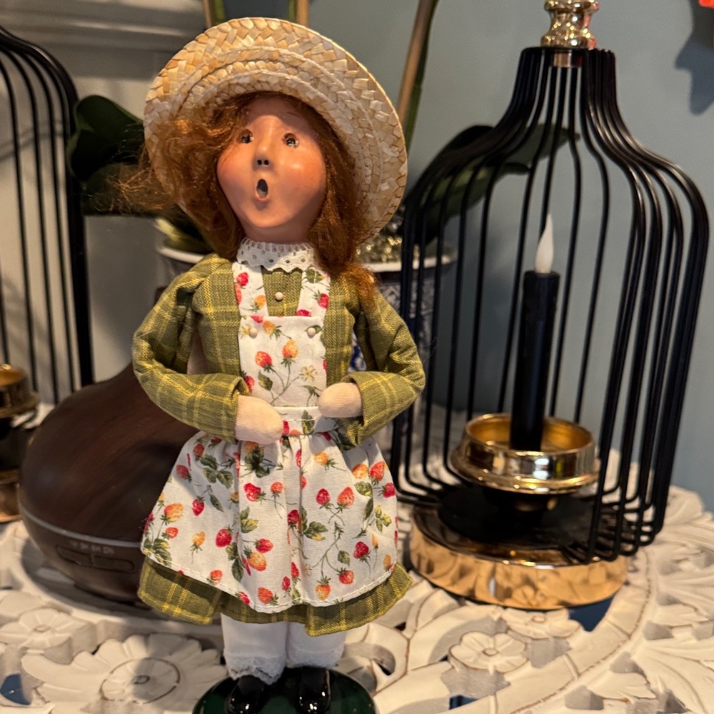 BYERS CHOICE CAROLER CRIES OF LONDON SELLING STRAWBERRIES